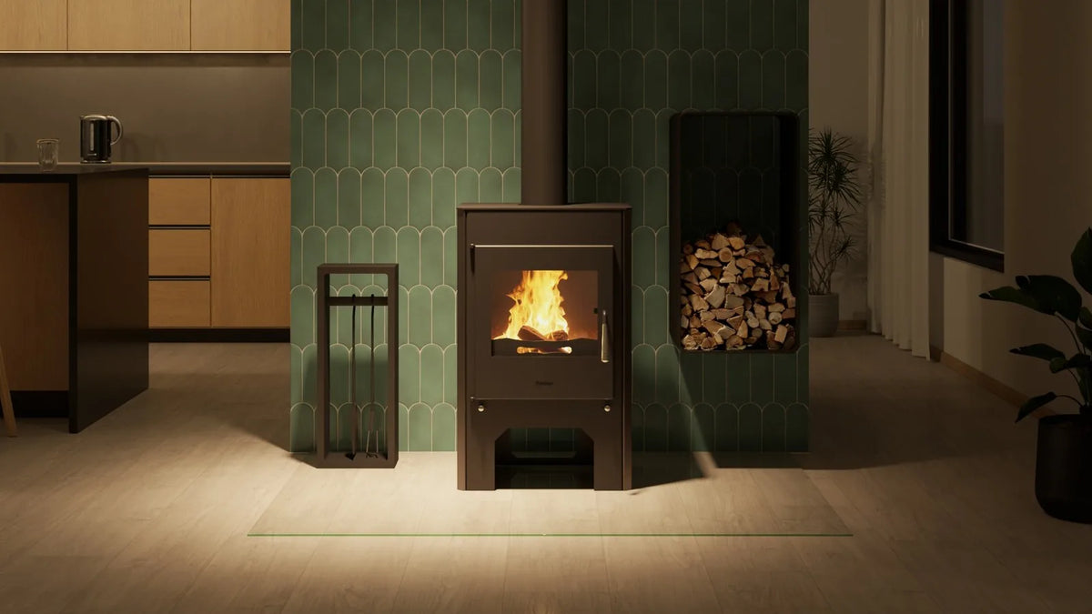 HS Flamingo Espo III houtkachel met brandend vuur in een modern interieur