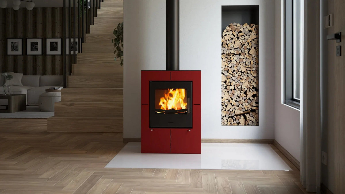 Rode HS Flamingo Evenes houtkachel met brandend vuur in een modern interieur