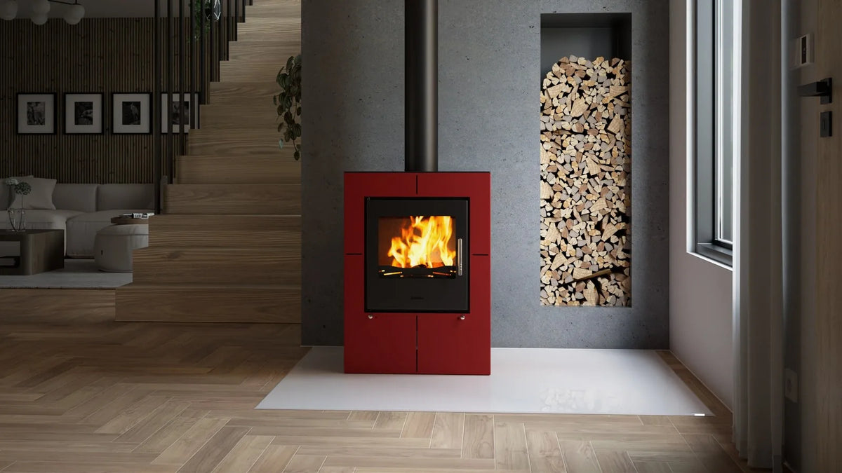 Rode HS Flamingo Evenes houtkachel met brandend vuur in een modern interieur