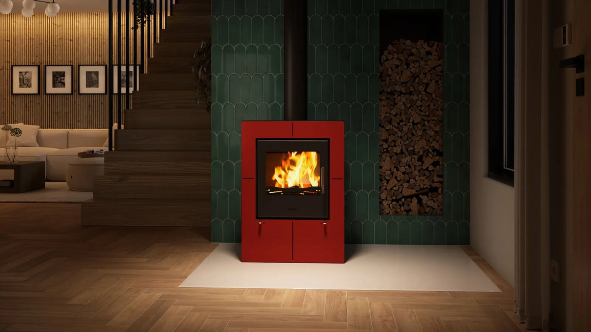 HS Flamingo Evenes rode houtkachel met brandend vuur in een modern interieur