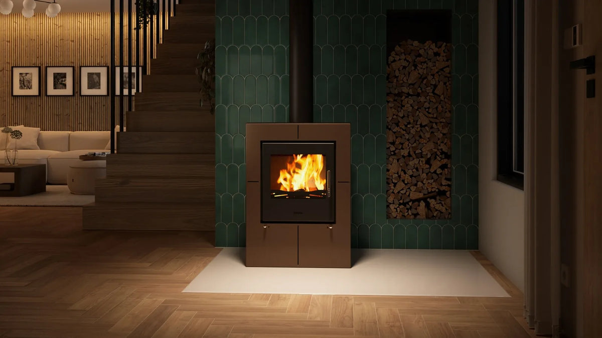 HS Flamingo Evenes houtkachel met brandend vuur in een modern interieur