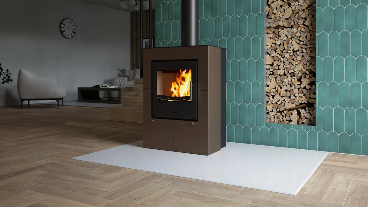HS Flamingo Evenes houtkachel met brandend vuur in een moderne woonkamer
