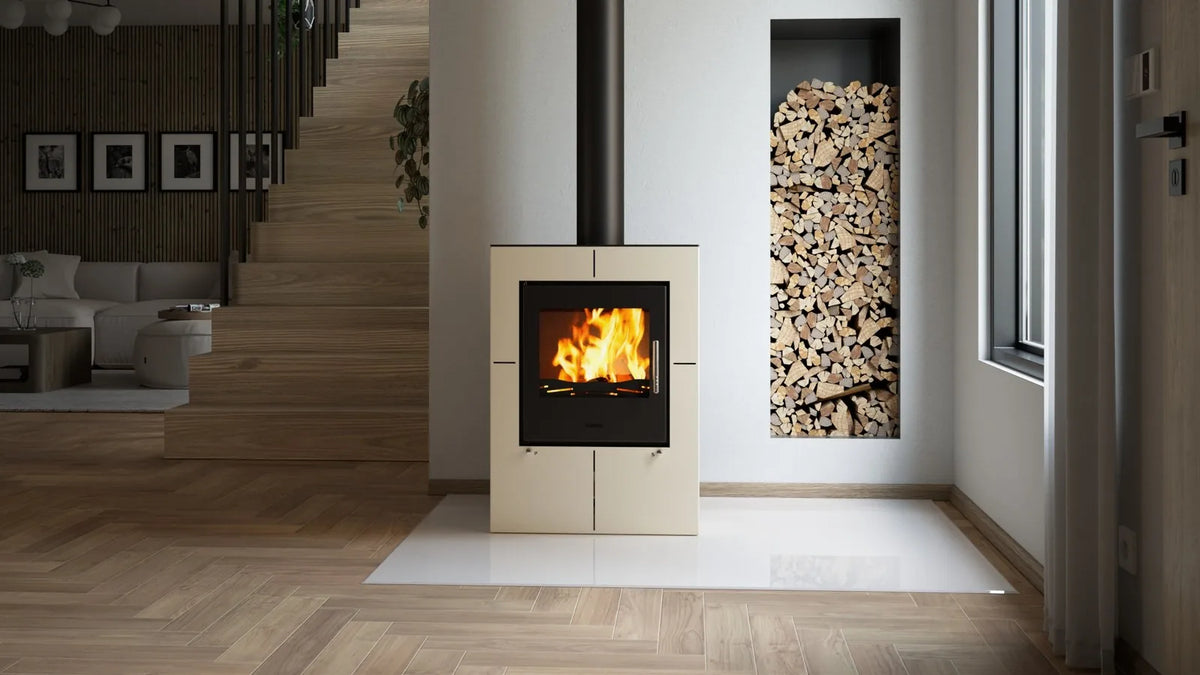 HS Flamingo Evenes houtkachel met brandend vuur in een moderne woonkamer