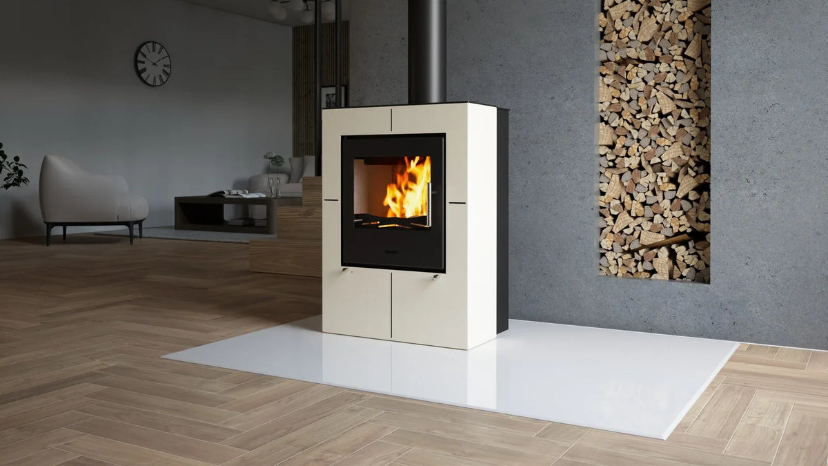 HS Flamingo Evenes houtkachel met brandend vuur in een modern interieur