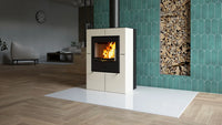 HS Flamingo Evenes houtkachel met brandend vuur in een modern interieur
