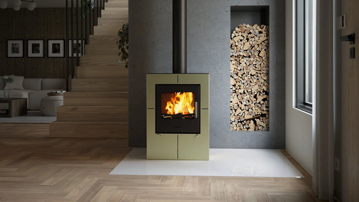 HS Flamingo Evenes houtkachel met brandend vuur in een modern interieur