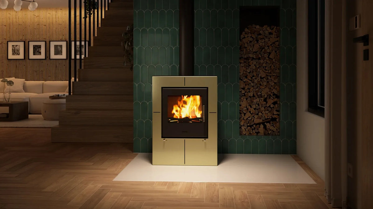 HS Flamingo Evenes houtkachel met brandend vuur in een modern interieur