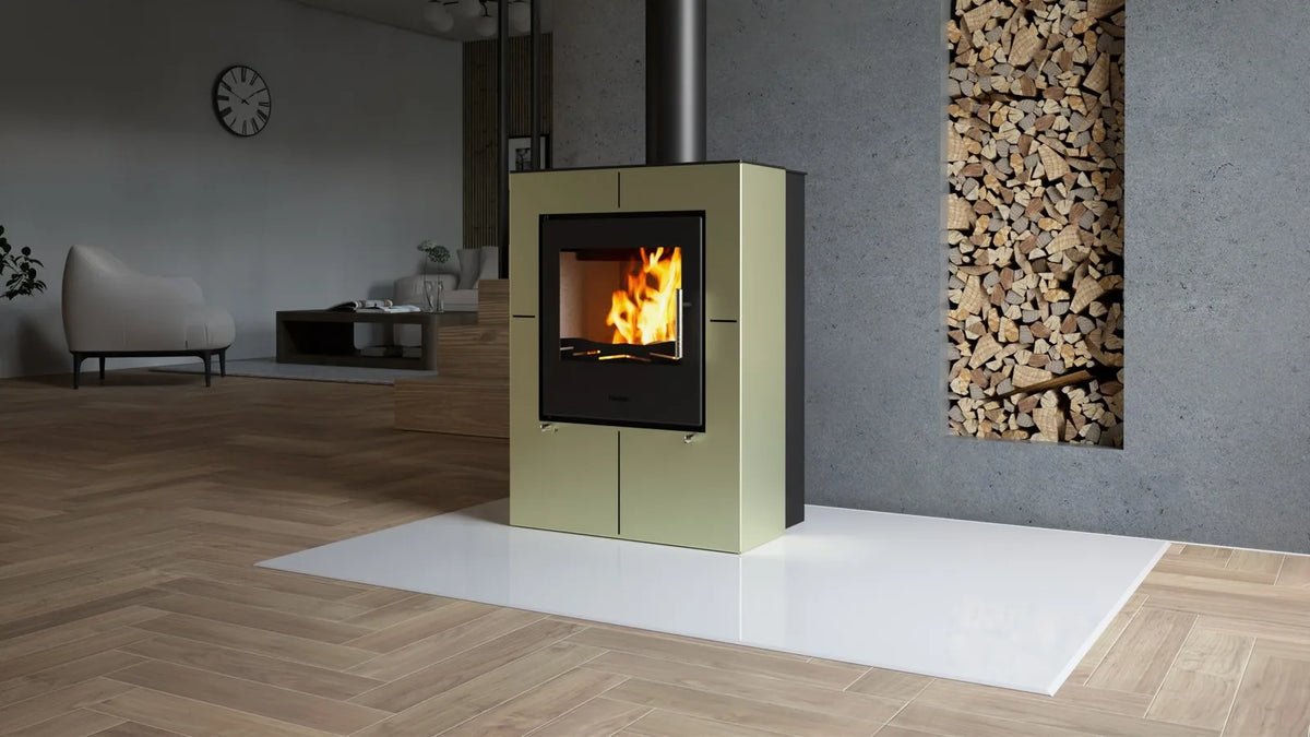 HS Flamingo Evenes houtkachel met brandend vuur in een modern interieur