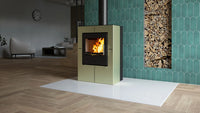 HS Flamingo Evenes houtkachel met brandend vuur in een modern interieur