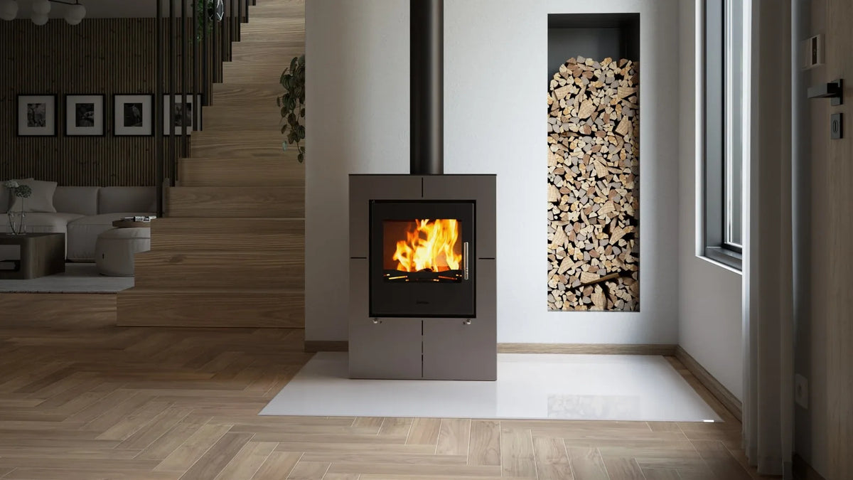 HS Flamingo Evenes houtkachel met brandend vuur in een modern interieur