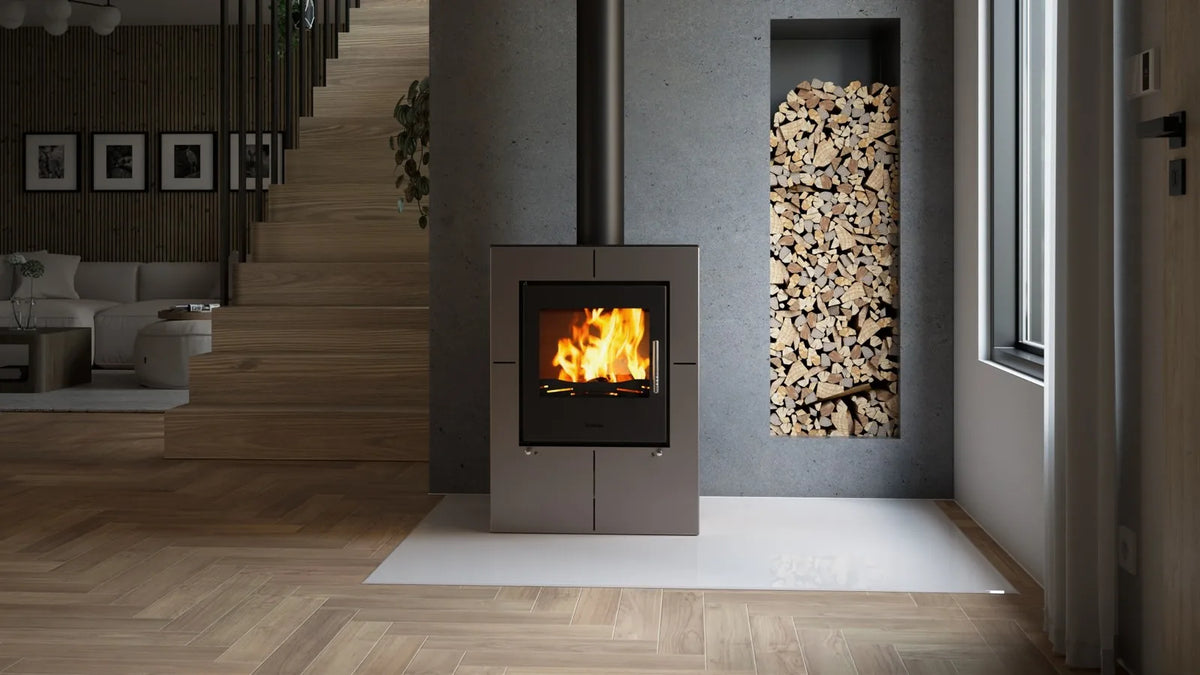 HS Flamingo Evenes houtkachel met brandend vuur in een moderne woonkamer