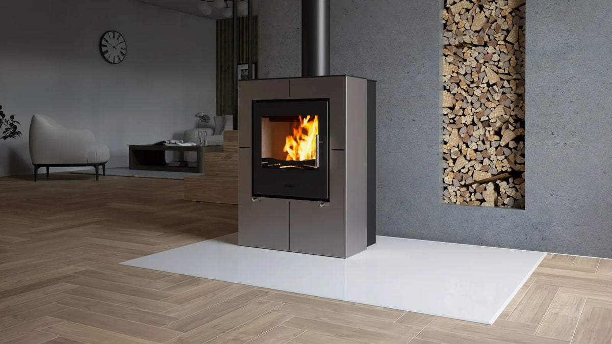 HS Flamingo Evenes houtkachel met brandend vuur in een moderne woonkamer