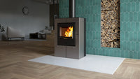 HS Flamingo Evenes houtkachel met brandend vuur in een modern interieur