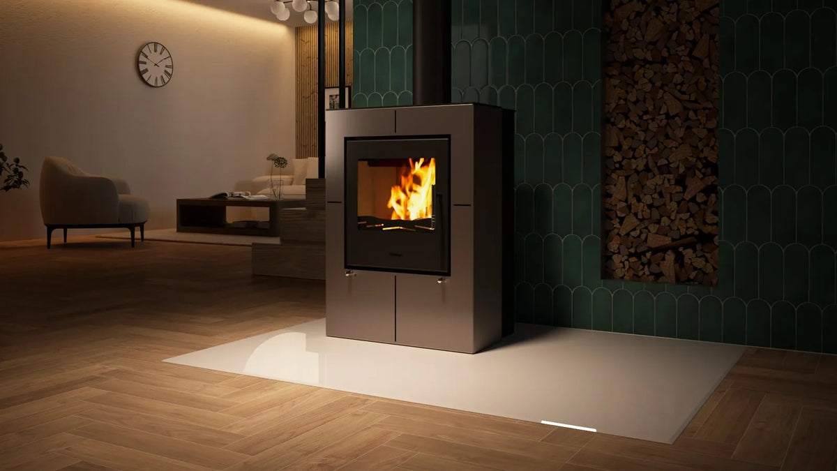 HS Flamingo Evenes houtkachel met brandend vuur in een modern interieur