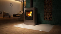 HS Flamingo Evenes houtkachel met brandend vuur in een modern interieur