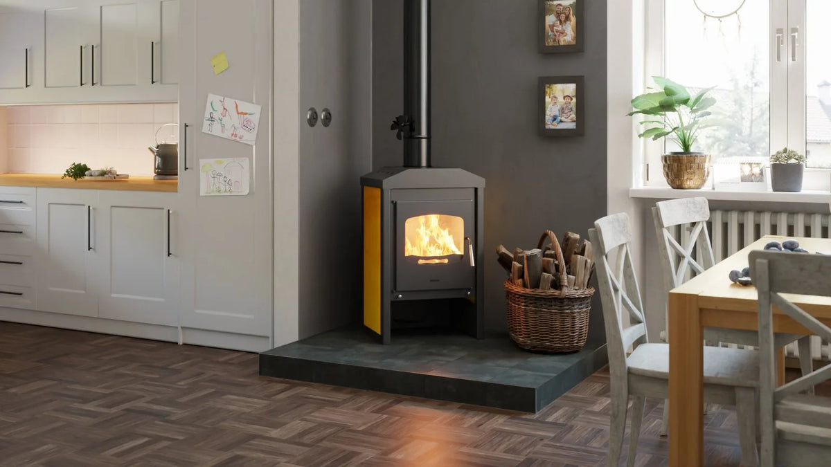 HS Flamingo Vega houtkachel met brandend vuur in een keuken en eetkamer
