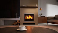 HS Flamingo M9 Inzet met brandend vuur in een moderne woonkamer