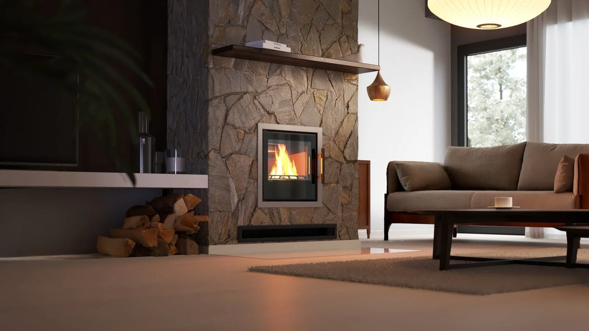 HS Flamingo S5 Inzet ingebouwd in een stenen schouw met brandend vuur in een moderne woonkamer