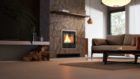 HS Flamingo S5 Inzet ingebouwd in een stenen schouw met brandend vuur in een moderne woonkamer