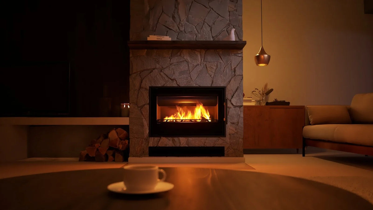 HS Flamingo X15 Inzet met brandend vuur in een sfeervolle woonkamer