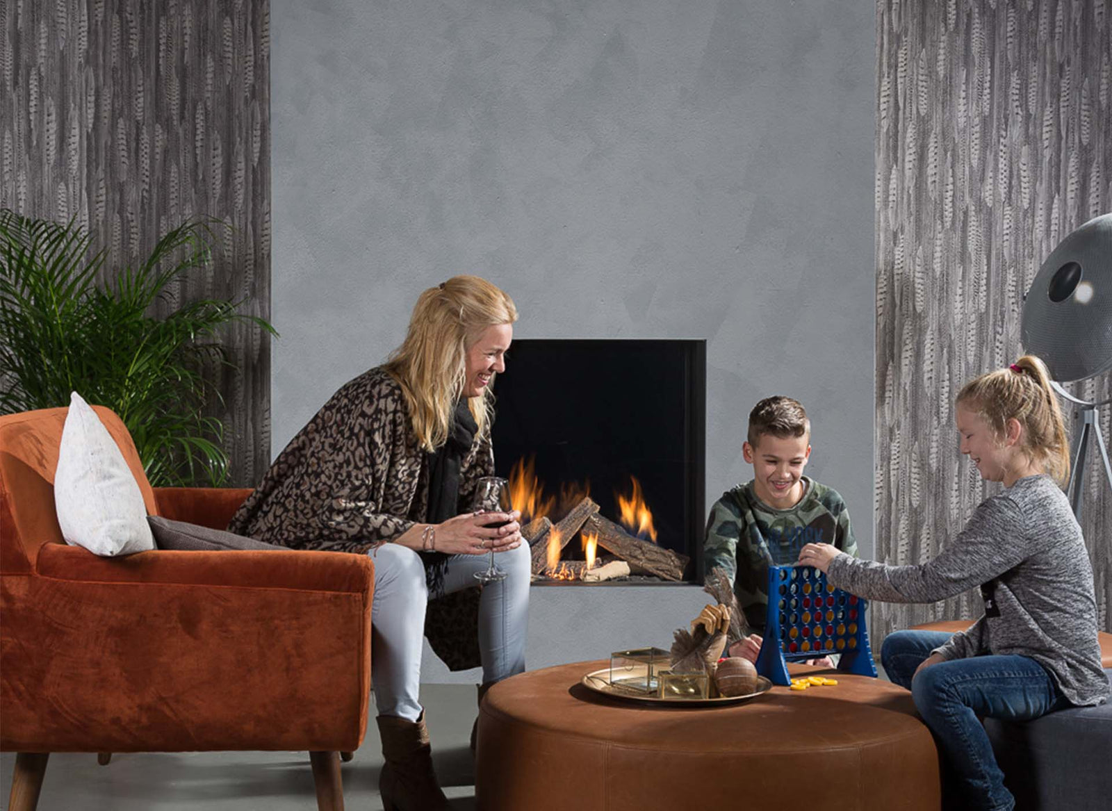 Wanders Lenga 800 front in woonkamer met brandende haard en gezin