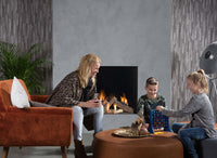 Wanders Lenga 800 front in woonkamer met brandende haard en gezin
