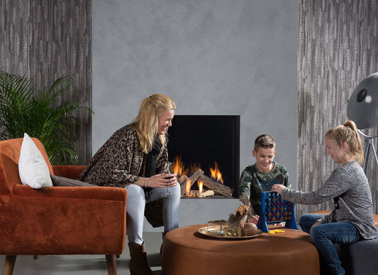 Wanders Lenga 800 front in woonkamer met brandende haard en gezin