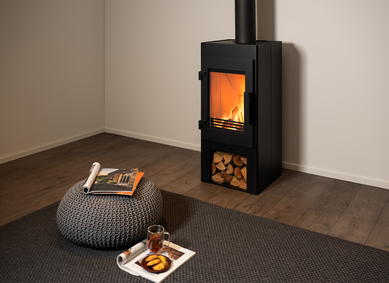 Wanders Linde houtkachel in moderne kamer met brandend vuur