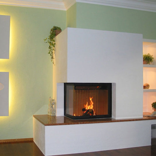 Spartherm Linear Corner 68x46x57 ingebouwd in witte woonkamermantel met brandend vuur