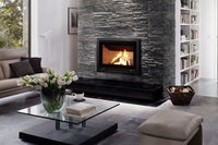 Spartherm Swing Inzet 81x54 ingebouwd in moderne woonkamer met brandend vuur