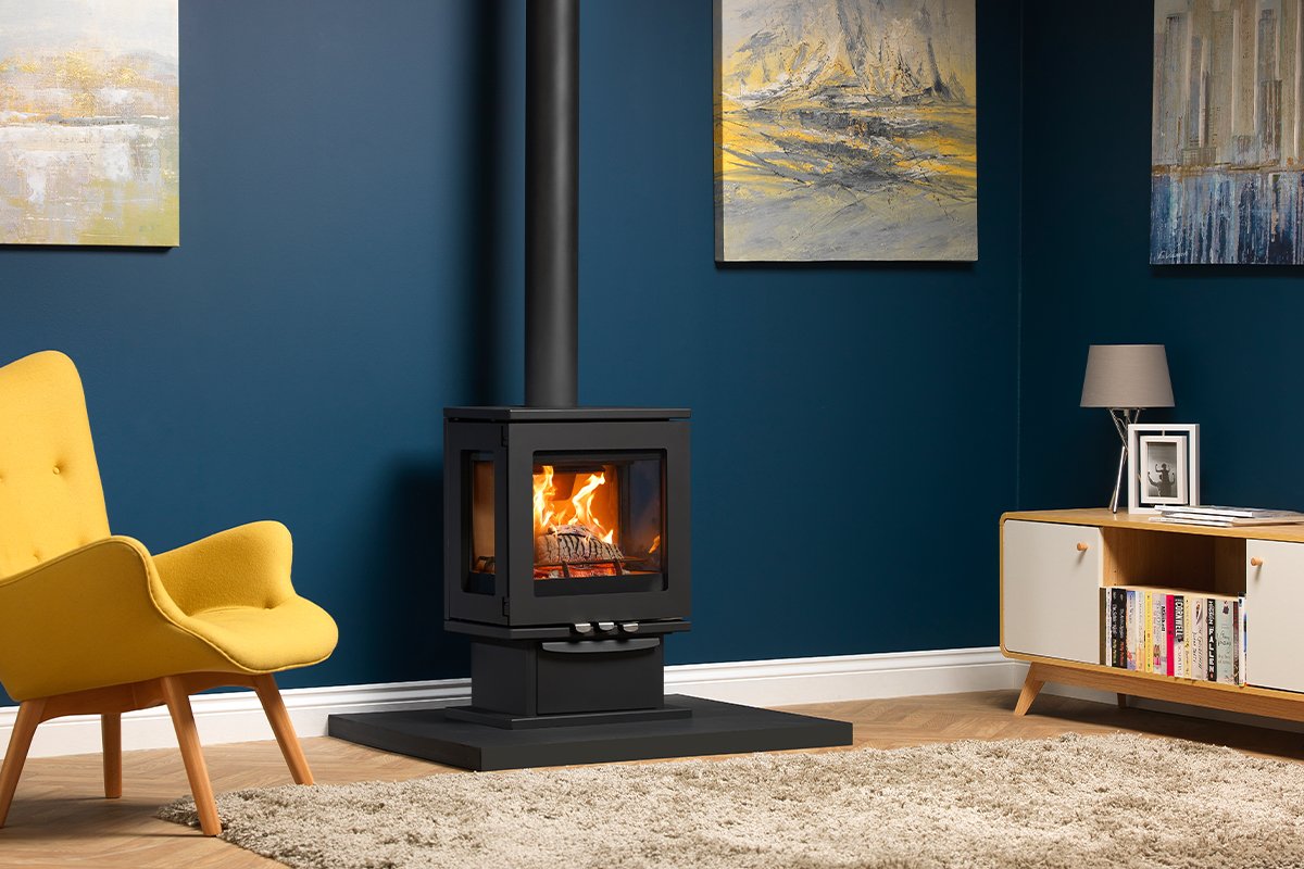 Charlton & Jenrick Purevision LPV5 houtkachel op voetstuk in woonkamer