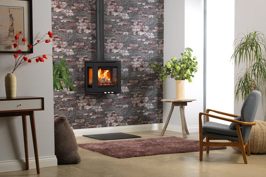 Charlton & Jenrick Purevision LPV5 wandhoutkachel in moderne woonkamer