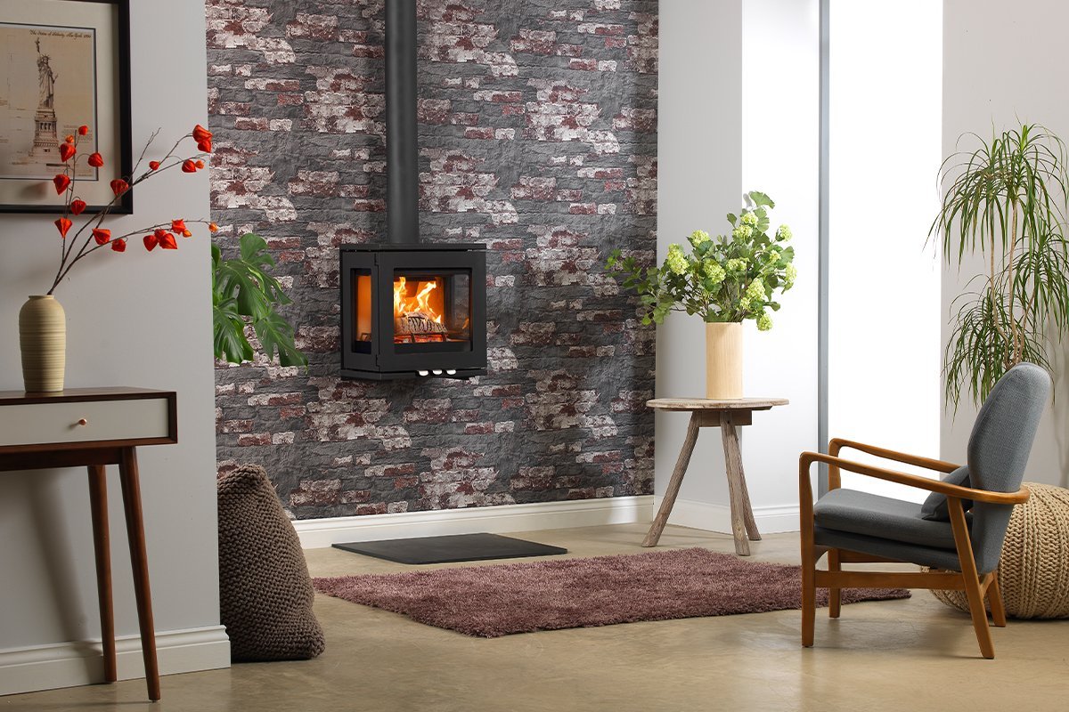 Charlton & Jenrick Purevision LPV5 Wall houtkachel in moderne woonkamer
