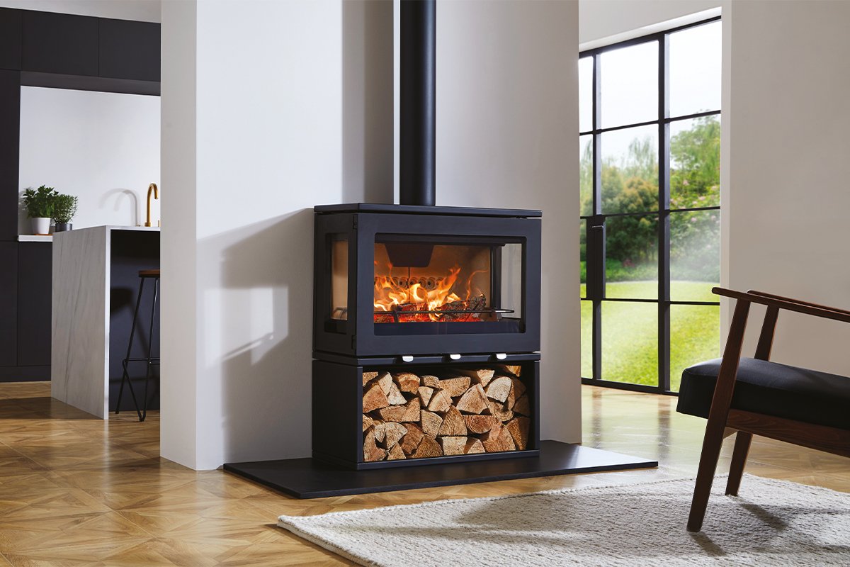 Charlton & Jenrick Purevision LPV8 Depot houtkachel brandend in moderne woonkamer