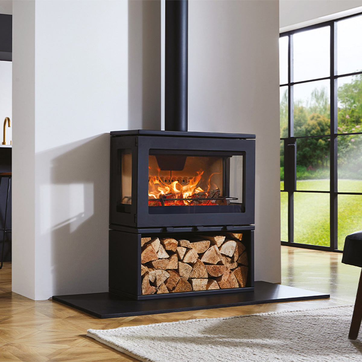 Charlton & Jenrick Purevision LPV8 Depot houtkachel in woonkamer met brandend vuur