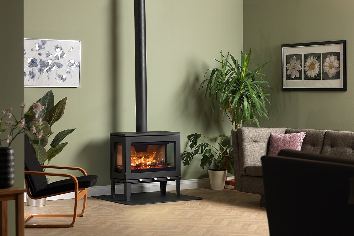 Charlton & Jenrick Purevision LPV8 houtkachel op pootjes in woonkamer