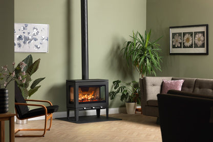 Charlton & Jenrick Purevision LPV8 houtkachel op pootjes in woonkamer