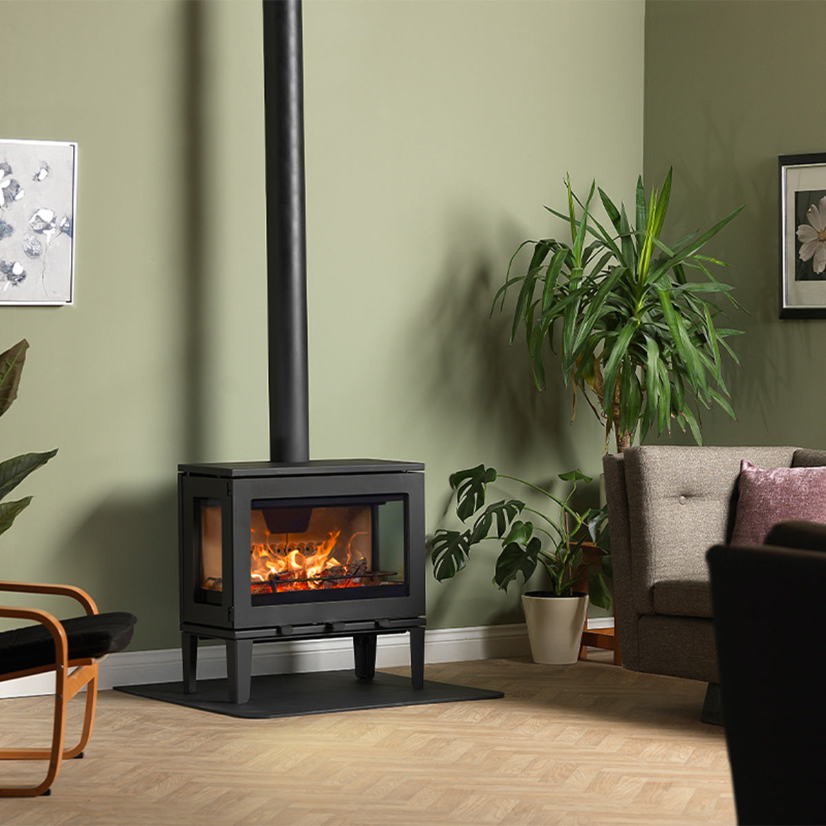 Charlton & Jenrick Purevision LPV8 houtkachel op pootjes in woonkamer met brandend vuur