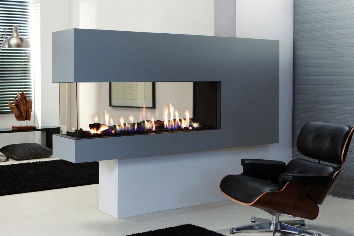 Element4 Lucius 140 Double Burner in moderne woonkamer met brandende haard