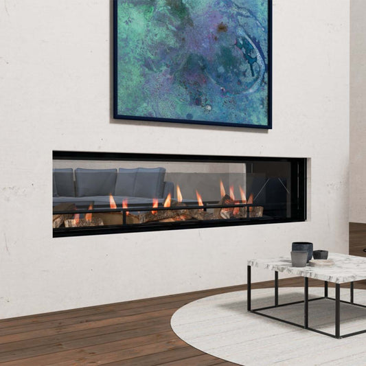 Element4 Lumina 150T tunnelhaard met brandende houtblokken in een moderne woonkamer