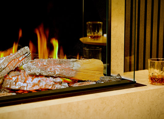 Charlton & Jenrick Luminosa 80 met sfeervolle vlammen, houtblokken en glazen in een interieur