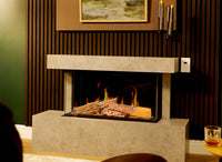 Charlton & Jenrick Luminosa 80 ingebouwd in moderne woonkamer met brandende houtblokken