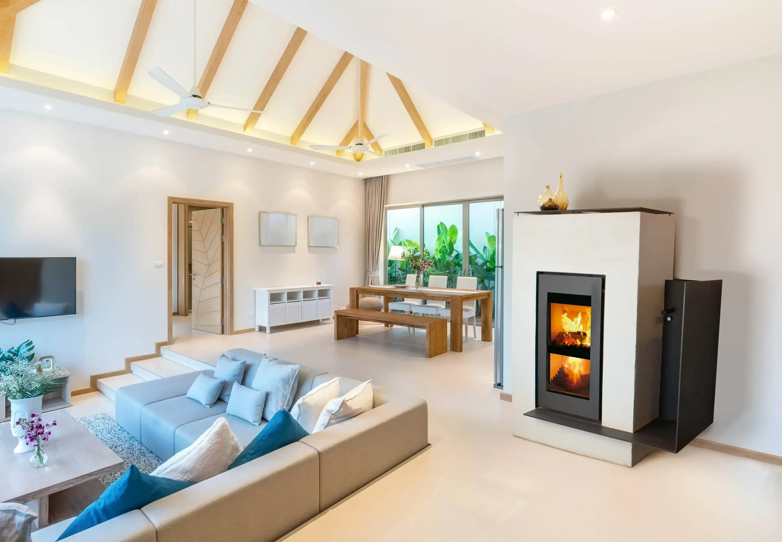 Xeoos Magna x8 houtkachel in moderne woonkamer met brandend vuur