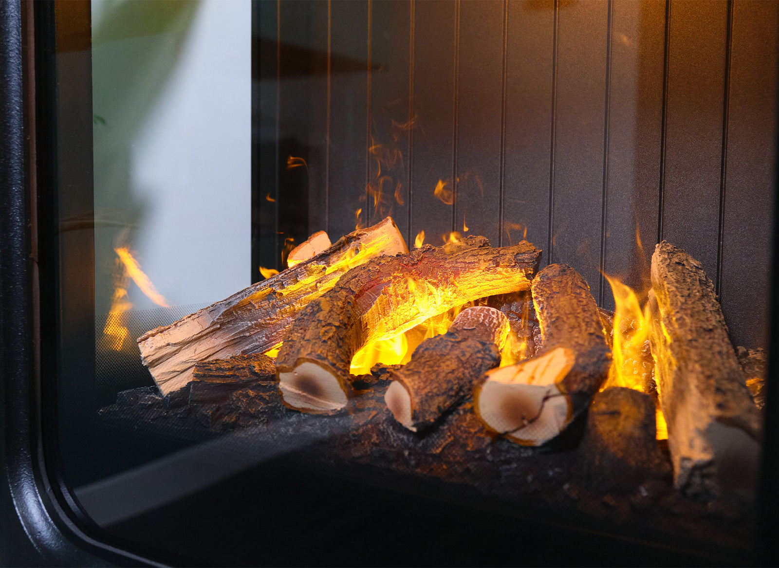 Dimplex Mapleton 80 met houtblokken en vlammen in gesloten haard
