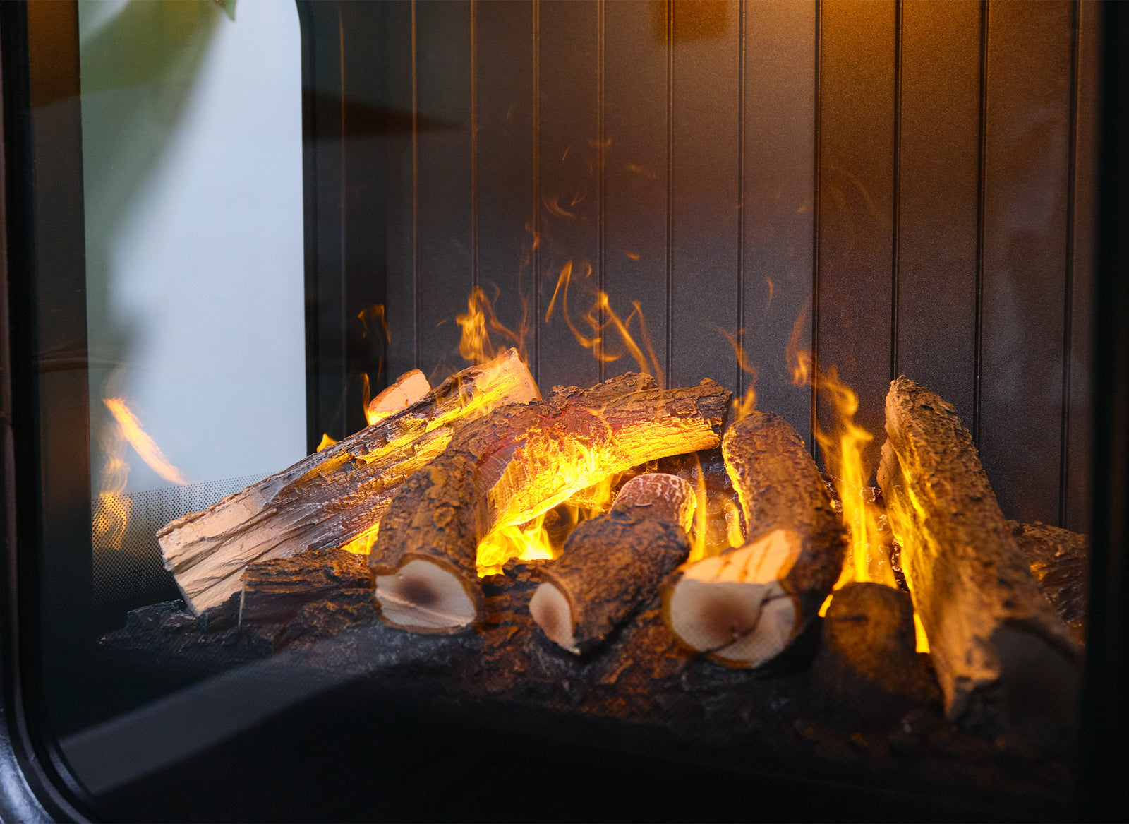 Dimplex Mapleton 100 met brandende houtblokken achter glas