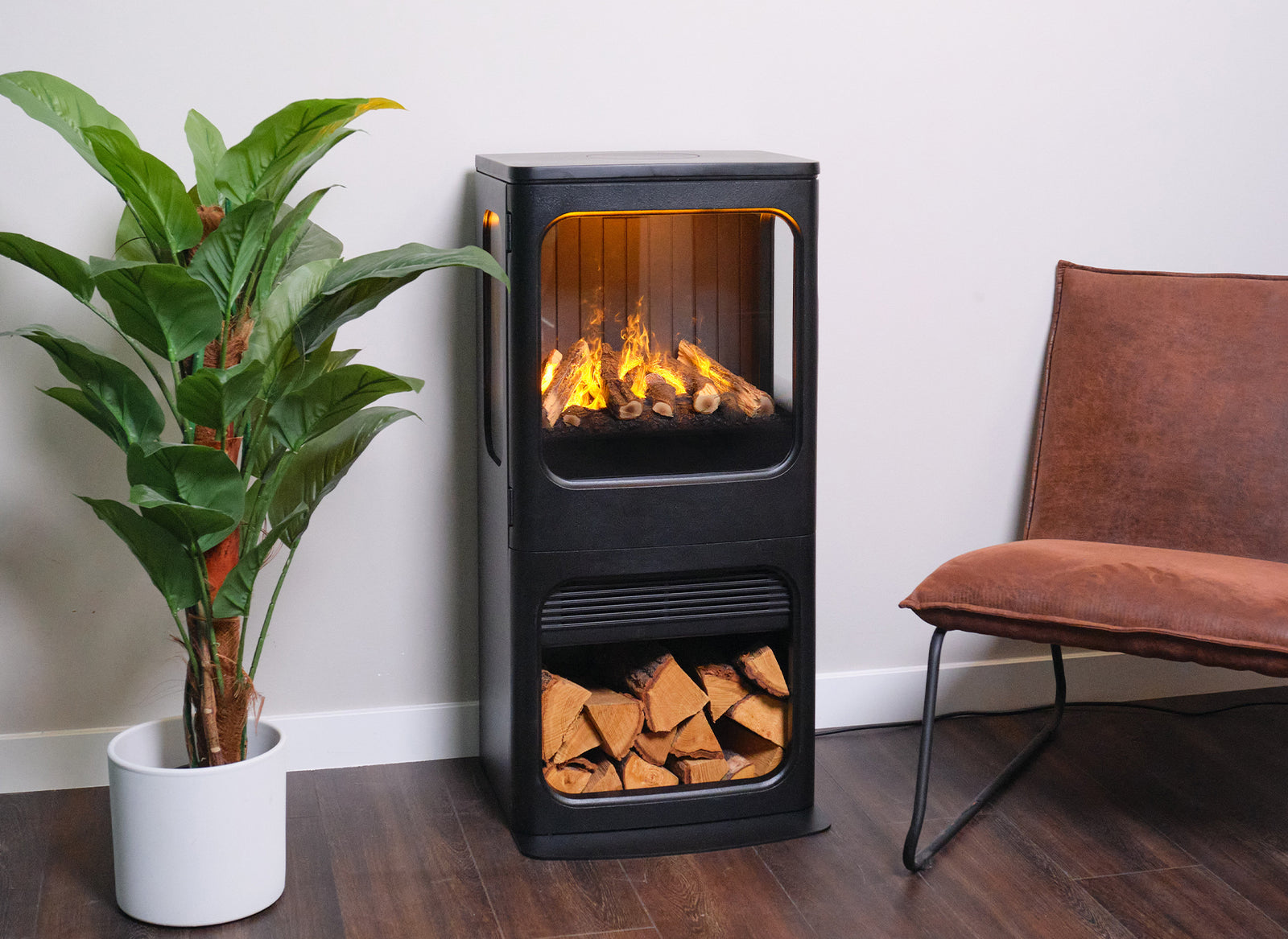 Dimplex Mapleton 100 in woonkamer met brandend vuur en houtvak