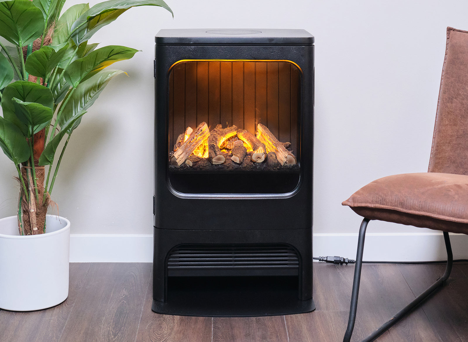 Dimplex Mapleton 80 elektrische haard in woonkamer met plant en stoel