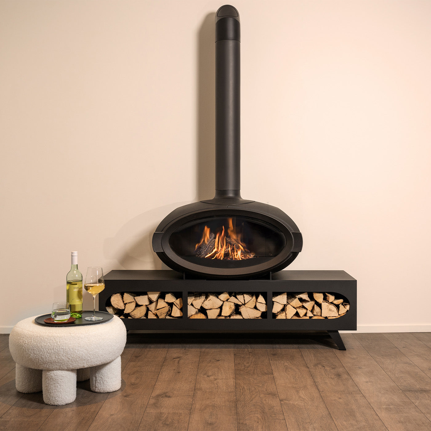 Wanders Mata Bench Square haard in woonkamer met brandend vuur en houtopslag
