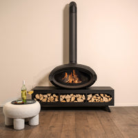 Wanders Mata Bench Square haard in woonkamer met brandend vuur en houtopslag