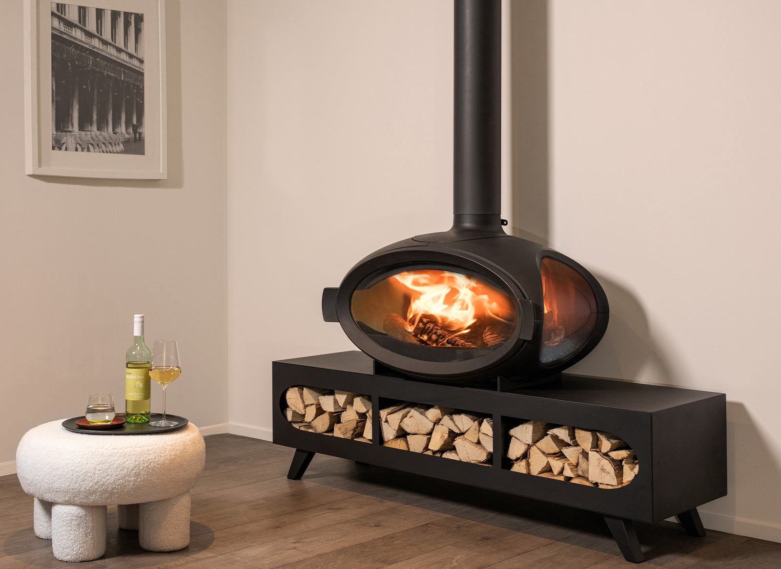 Wanders Mata Bench Square in woonkamer met brandend vuur en houtopslag